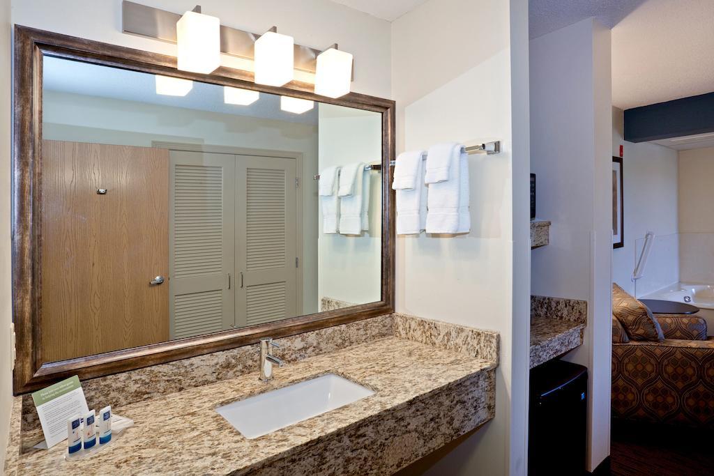 Americinn By Wyndham Chanhassen Bagian luar foto