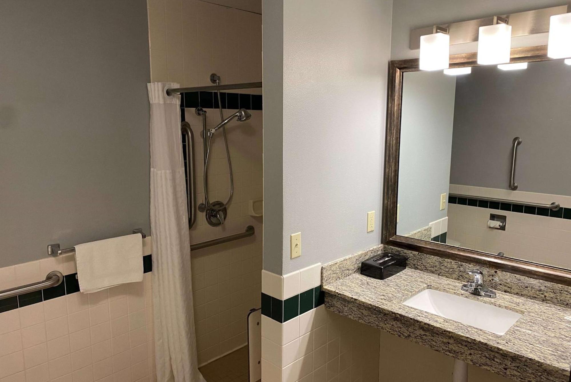 Americinn By Wyndham Chanhassen Bagian luar foto